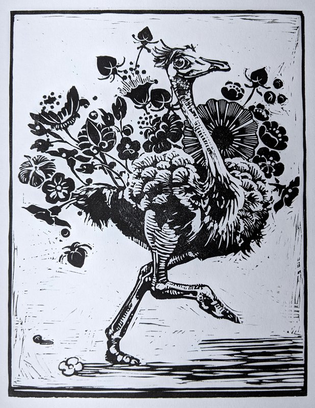 Ein Vogelstrauss mit Blumen im Gefiedert schreitet elegant voran
