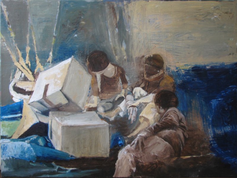 Eine Gruppe von drei Personen sitzt neben Pappkartons am Hafen.